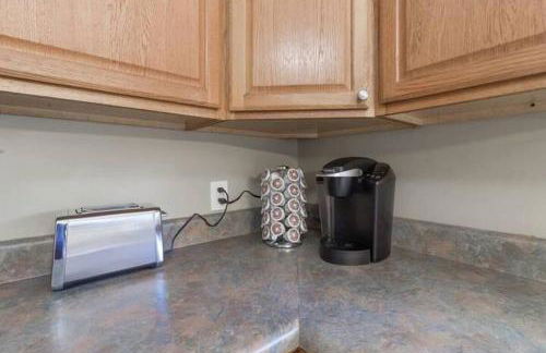 Travis' Place - Convenient and Affordable Location - Foto 13