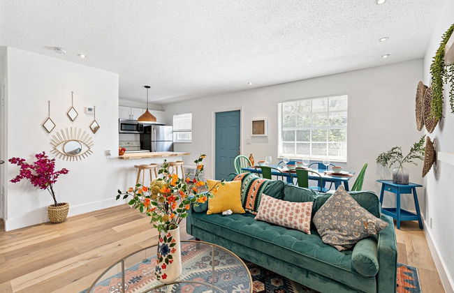 Stylish 2 BR Condo - Close to Riverwalk - Photo 3