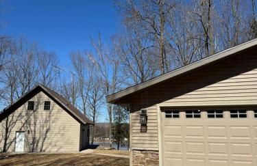 Woodlawn Lakeside Retreat - 2 BR Waterfront Cabin - Foto 24