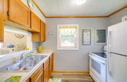 Wayland Retreat with Deck Walk to Downtown! - Foto 12