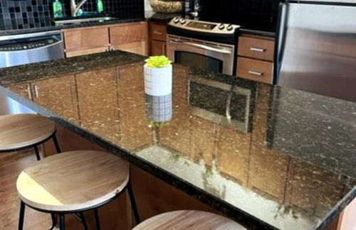 Studio Townhouse in Uptown King Bed-Wi-Fi-Full Kitchen- Washer & Dryer - Foto 6