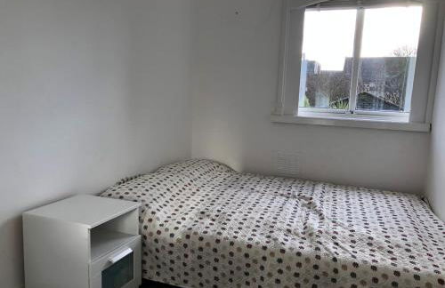 3 Bedroom House with a Private Garden - Foto 13