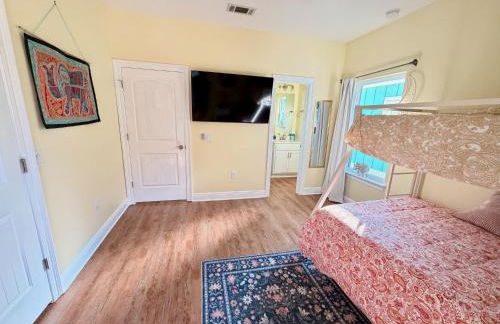 Walk Downtown, Private Parking, Short Drive to Beach & NAS - Foto 27