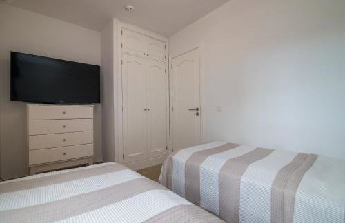 CASA ZUZA - AC, heated pool, 2 terraces, 2 bedrooms & bathrooms, tv channels - Foto 31