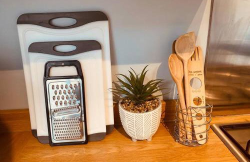 Comfy House with Parking for Multiple Vehicles - Foto 8