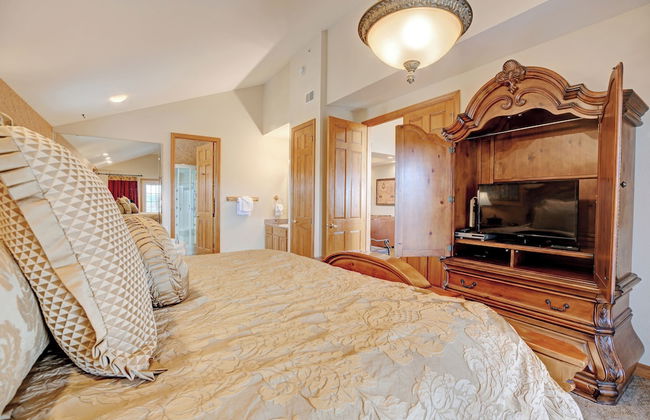 Grand Crowne Resort - Photo 16