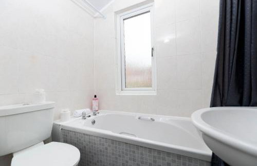 Spacious 4BR Home in Gateshead Sleeps 8 with FREE Parking - Foto 8
