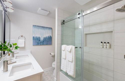 Spacious Mid Century Modern Sunroom Rambler - Foto 19