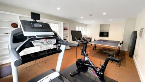 Cottage Retreat - Historic Cottage Home w Home Gym - Photo 5