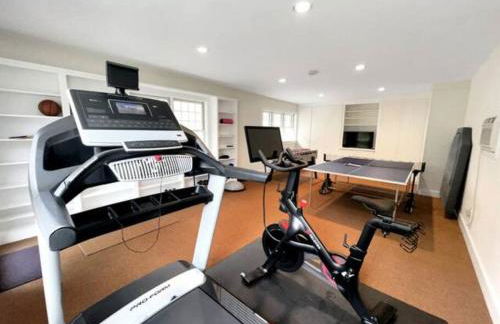 Cottage Retreat - Historic Cottage Home w Home Gym - Photo 5