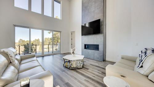 Group Getaway in Monument! High-End Home with Views - Foto 3