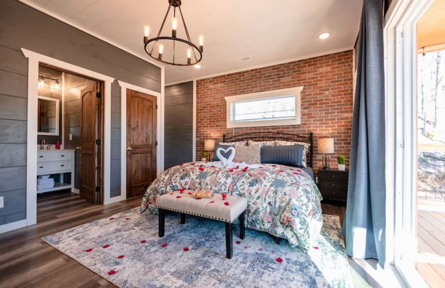 Romantic Cabin Retreat By Ghosal Luxury Lodging - Photo 2