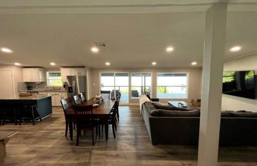 Spacious Vacation Rental with Stunning Lake Views from the Incredible Deck for an Amazing Getaway in Sabine National Forest in Hemphill, Texas - Foto 5