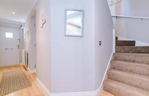 Charming Townhome Retreat, close to Manchester - Photo 13