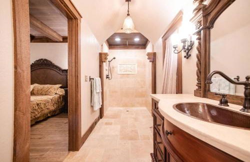 HIGHLANDS CASTLE overlooking Lake George plus 2 other CASTLES & SUITES - Foto 35