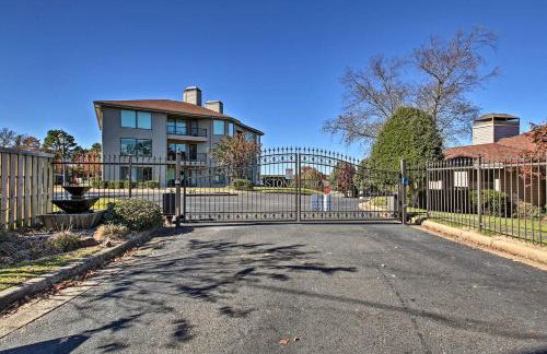 Pool and Dock Access Lakefront Hot Springs Condo! - Foto 37