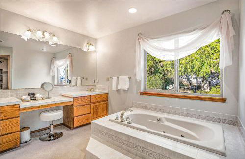 Spacious 3BR3BA with Spectacular Water Views - Foto 9