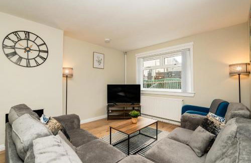 3 Bed House with Driveway- by Holiday Homes - Foto 1