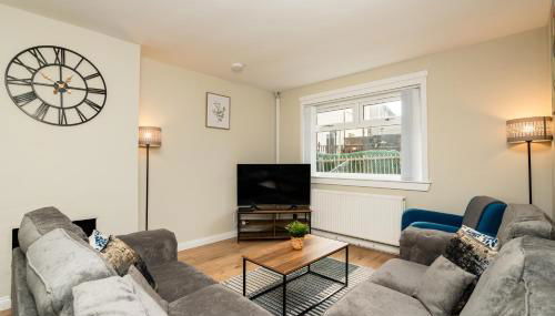 3 Bed House with Driveway- by Holiday Homes - Foto 1