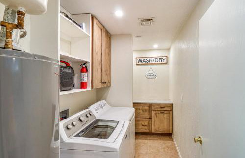 Near Woodland Lake Park Home with Fire Pit! - Foto 11