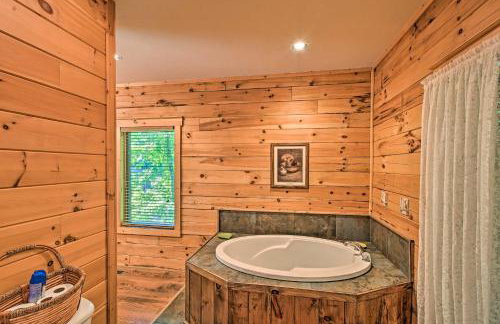 Rustic Andrews Cabin Rental with Deck and Fire Pit! - Foto 17