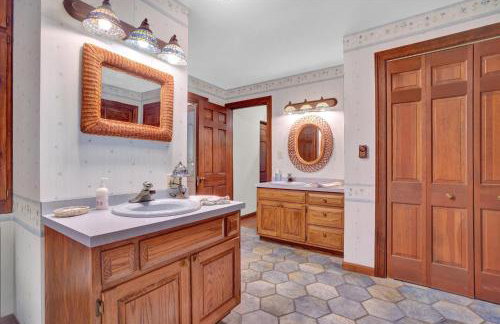 Spacious Antique Charm Home by Leavetown Vacations - Foto 16