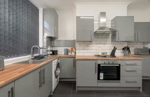 Family-Friendly 2-Bed Home with Games & Fireplace - Foto 9