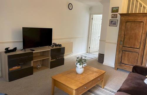 Experience Surrey 2Bed Home in Walton with Parking - Pass the Keys - Foto 7
