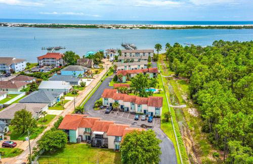 10 Mi to Navarre Beach! Waterfront Rental w/ Pool - Foto 1