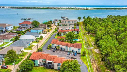 10 Mi to Navarre Beach! Waterfront Rental w/ Pool - Foto 1