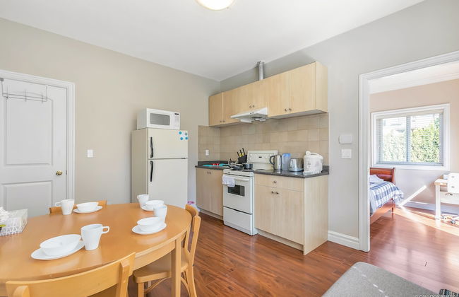 Bright 2 BR Private Suite by Elevate Rooms - Photo 14