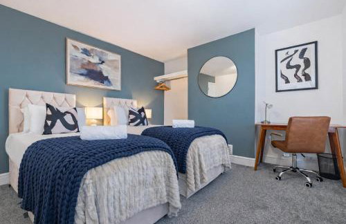 Stylish House - Close to City Centre - Self-Check-In - Free Parking, Work Space, Fast WiFi, Smart TV and Garden by Yoko Property - Foto 2