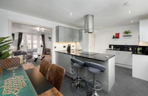 Stylish 2-Bed Flat with Balcony Near Haymarket - Pass the Keys - Foto 2