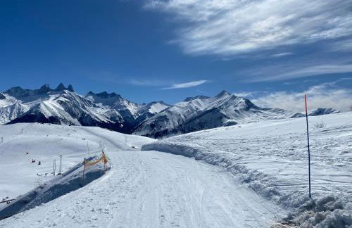 vue splendide montagnes centre village pieds des pistes et remontées Mécaniques - Foto 49