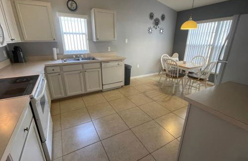 3 Bedroom Villa with Poolside Cinema and Games Room Close to theme Parks sleeps 6 - Photo 35