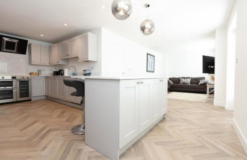 Contractor 4 Bed 3 Bath House Near Airport Parking Barry Island with Parking - Foto 77