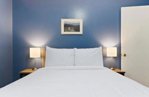 Large Fenced Yard near Midtown- Shamrock Stay - Foto 25