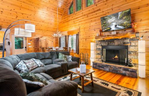 Amazing Creek View Cabin w/ Hot Tub, Firepit & Pool Table - Foto 47