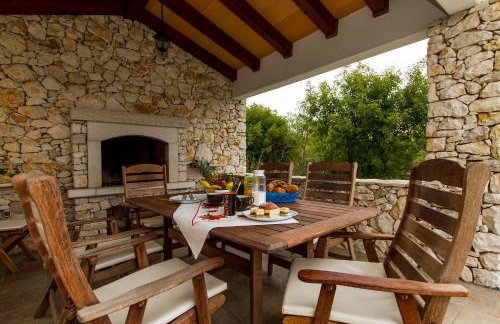 Elegant 4-Bedroom Villa with Private Pool and Amazing Sea Views - Photo 8