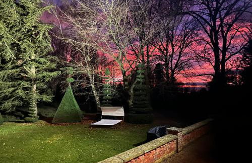 CRESSY HALL - Historic Grade II Listed Manor, Gorgeous Topiary Garden - Foto 32