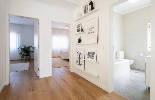 Bright & Spacious Villa by Beach - Photo 16