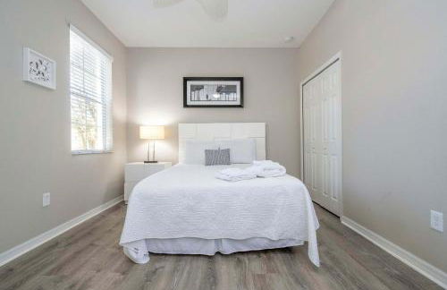 4BR Lakefront - Themed Rooms - Pool & BBQ! - Foto 53