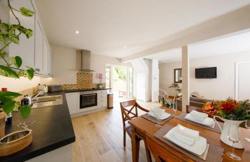 " Orchard Croft Lodge ", New Property, DOG FRIENDLY, Ideal for all Goodwood Events, 5 Minutes from Southend Barns, 9 Minutes From Sandy West Wittering Beach, 2 Bathrooms, Can Sleep 8 On Request, ' Starlink ' Wi-Fi & Sky Sports, Zip & Link Super-King beds - Foto 28