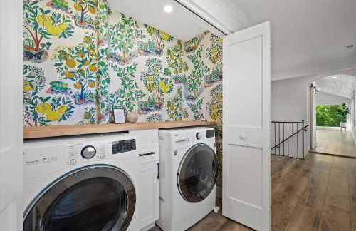 Designer Home w/ Lake Views+Walk to Downtown&Beach - Foto 7