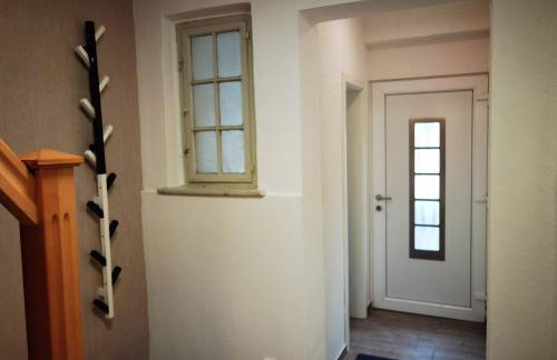 Modernes behagliches Haus mit Kamin, Terrasse und Garten - Foto 15