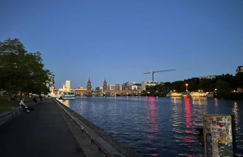 Stylish 2-room Apartment with Balcony Next to East Side Gallery - Foto 14