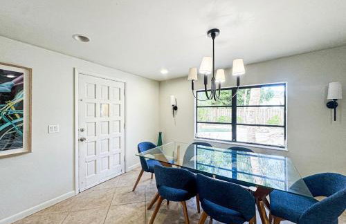 Tropical PoolHome Walk to Shops Near Beach - Foto 70