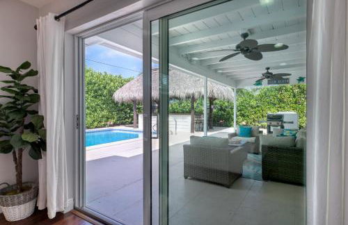 Tropical Villa Pool Home w/ Tiki Bar! Sleeps 9! - Foto 23