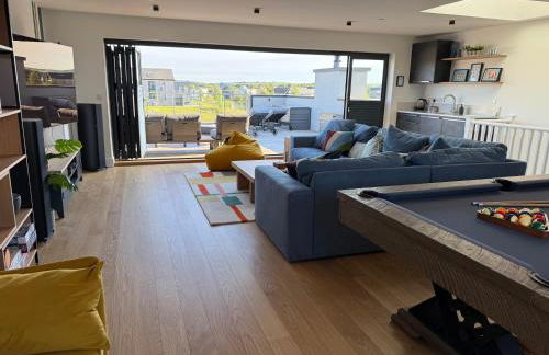 Still Waters - Luxury Lakeside Retreat with Hot Tub - Photo 15