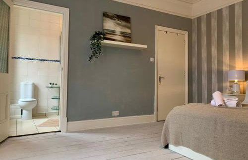 6BR Home with Parking Near Wolverhampton - Foto 48